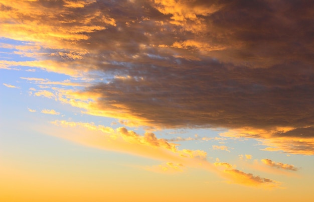 Espectacular cielo al atardecer y hermosas nubes.