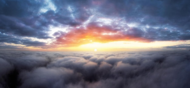 Espectacular cielo de amanecer sobre nubes esponjosas temprano en la mañana desde la vista aérea de drones