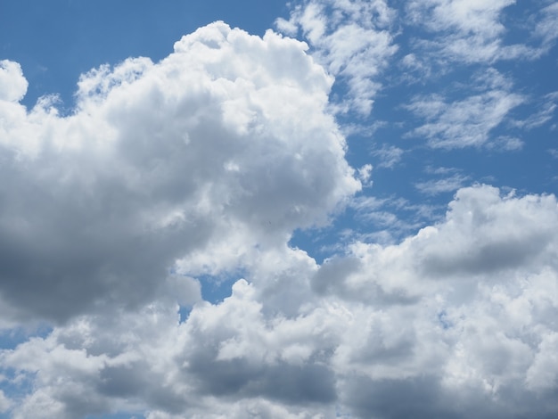 Espectacular cielo azul con fondo de nubes