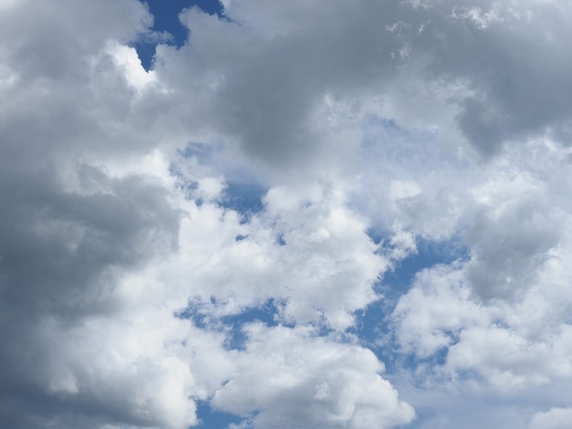 Espectacular cielo azul con fondo de nubes