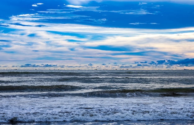 Espectacular cielo azul sobre el mar antes de la noche