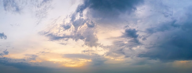 Espectacular cielo con nubes al atardecer.