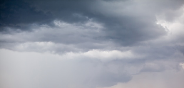 Espectacular cielo con nubes grises sobre la ciudad antes de la tormenta. Clima antes o después de una tormenta.