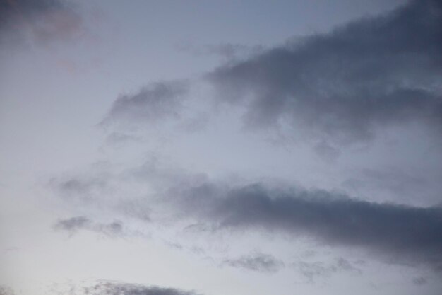 Espectacular cielo tormentoso con hermosas nubes y fondo ambiental sin personas presentes