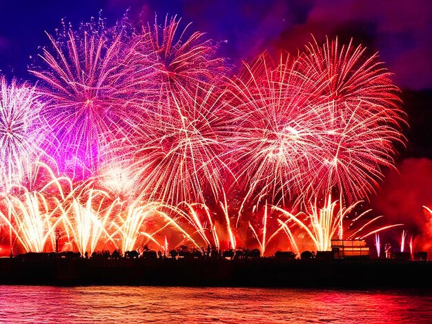 Espectacular espectáculo de fuegos artificiales ilumina el cielo celebración del año nuevo Imagen de fondo descargada