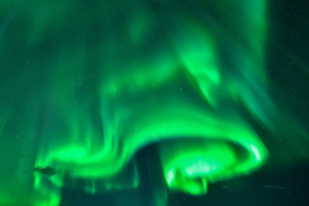 Espectacular exibição auroral à noite, Islândia