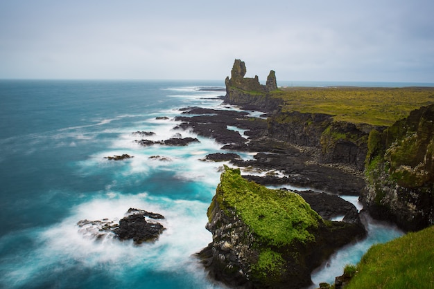 Espectacular paisaje marino escandinavo con grandes acantilados y cielo cambiante. Fondo de viajes al aire libre de Islandia. Larga exposición