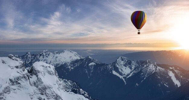 Espectacular paisaje montañoso cubierto de nubes y vuelo en globo aerostático