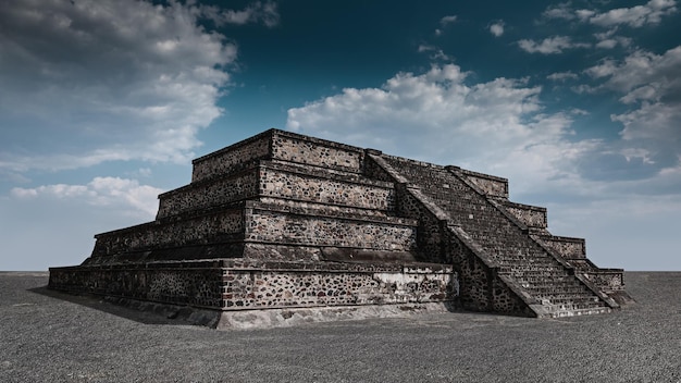 Espectacular paisaje con la pirámide azteca antigua ciudad de Teotihuacan México