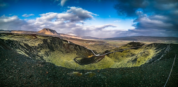 Espectacular panorama del cráter del volcán con ruta de turistas