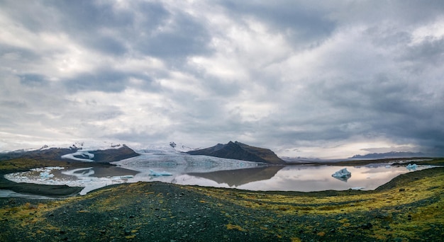 Espectacular panorama de glaciares y lagos en islandia