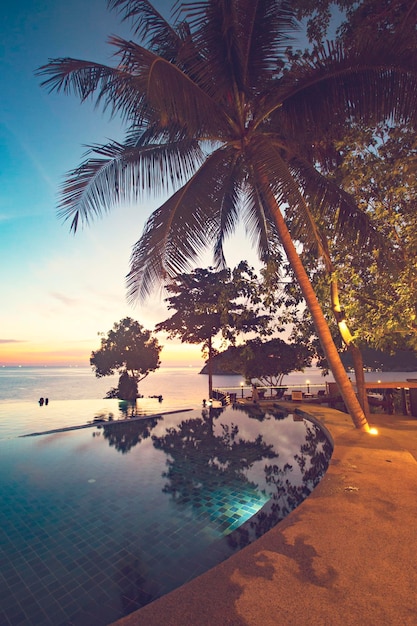 Espectacular puesta de sol cerca de la piscina con perspectiva abierta, resort de lujo en Koh Tao, Samui, Th