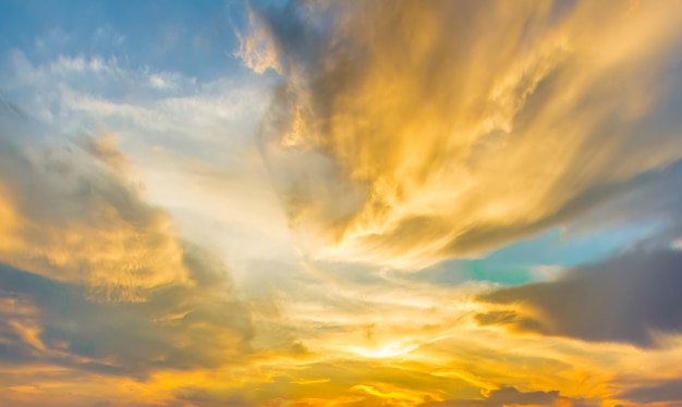 Espectacular puesta de sol y cielo del amanecer.