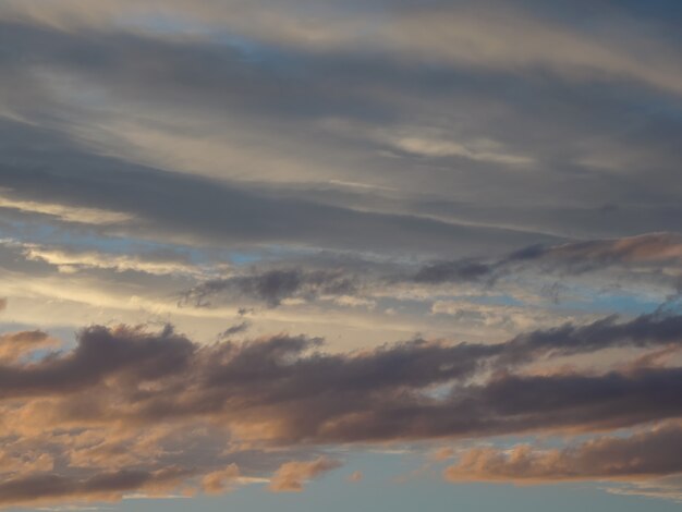 Espectacular puesta de sol con cielo y nubes de color crepuscular. Composición abstracta de la naturaleza