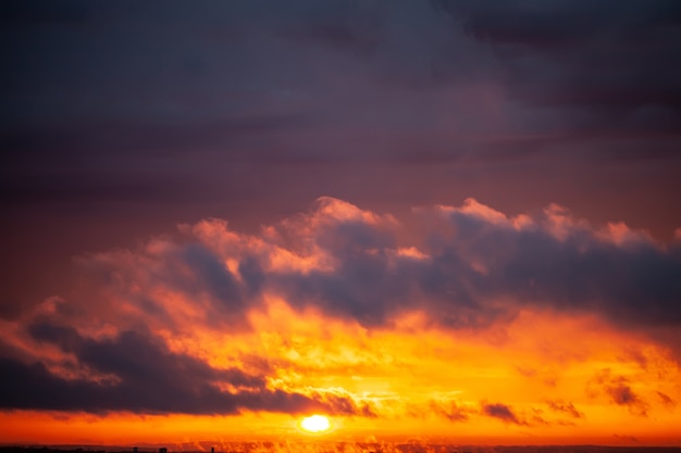 Espectacular puesta de sol con cielo y nubes de color crepuscular.