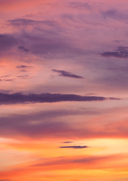 Espectacular puesta de sol cielo y nubes en el crepúsculo con brillantes colores rosa, naranja y amarillo