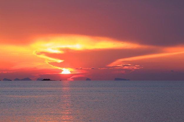 Espectacular puesta de sol en colores pastel cielo e imagen de mar tropical