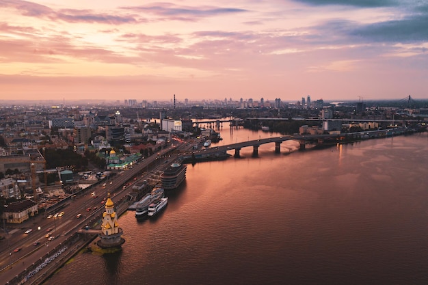 Espectacular puesta de sol colorida sobre el río Dnipro en Kiev, Ucrania, antecedentes de viajes