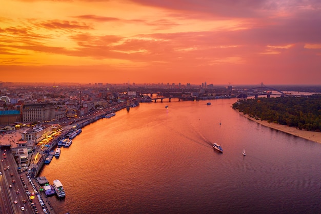 Espectacular puesta de sol colorida sobre el río Dnipro en Kiev, Ucrania, antecedentes de viajes