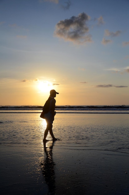 Espectacular puesta de sol en la playa de Kuta en Bali