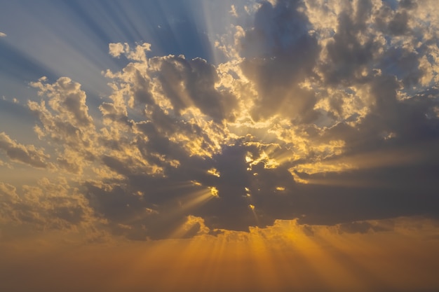 Espectacular puesta de sol y rayos de sol a través de las nubes.