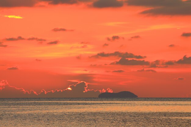 Espectacular puesta de sol rojo en la isla de Samui, Tailandia