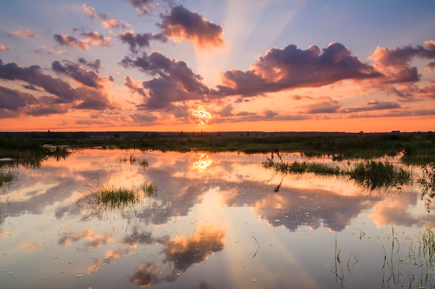 Espectacular puesta de sol sobre el campo y el río.