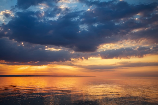 Foto espectacular puesta de sol sobre un hermoso paisaje de agua