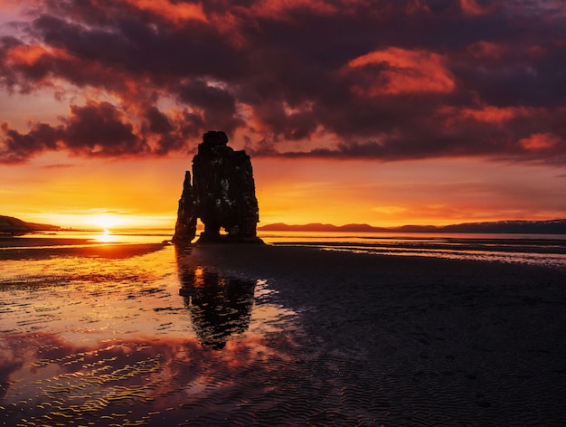 Una espectacular roca en el mar en la costa norte de Islandia.