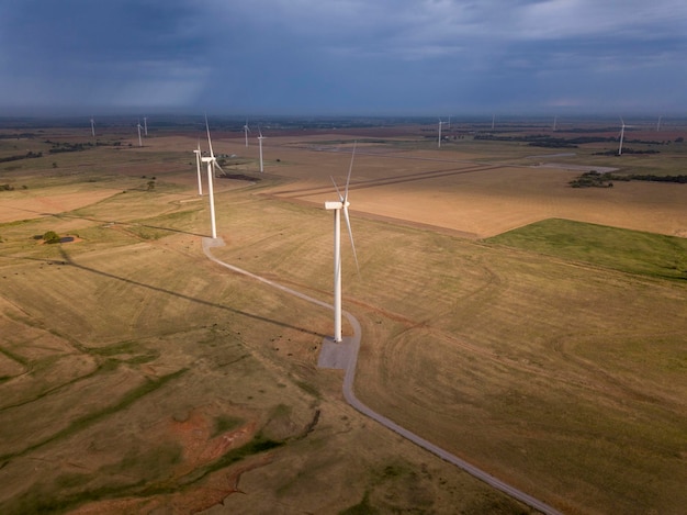 Espectacular vista aérea de turbinas eólicas en Oklahoma, EE.UU.