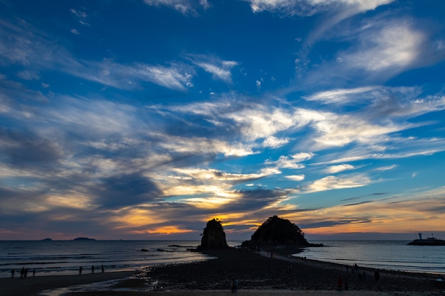 Foto la espectacular vista del cielo en la playa de kkotji en corea