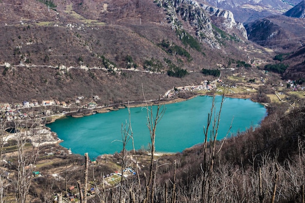 Espectacular vista del lago Boracko (jezero) con agua turquesa y montañas alrededor en un pintoresco