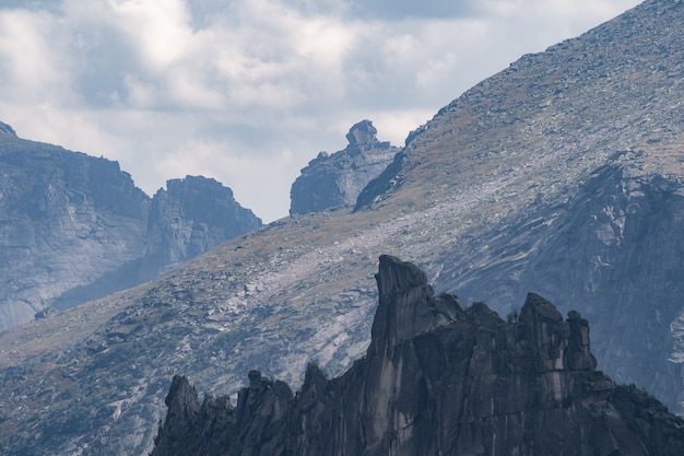 Espectacular vista de las montañas rocosas en el parque Ergaki, Rusia