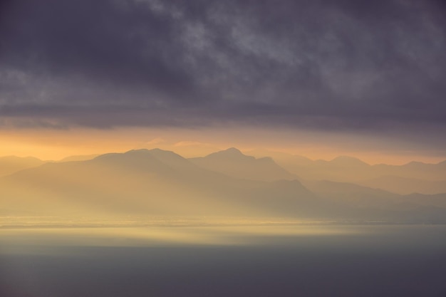 Espectacular vista del paisaje del amanecer sobre las montañas y el océano