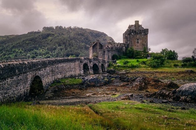 Espectacular vista del paisaje del castillo de Eilean Donan Escocia