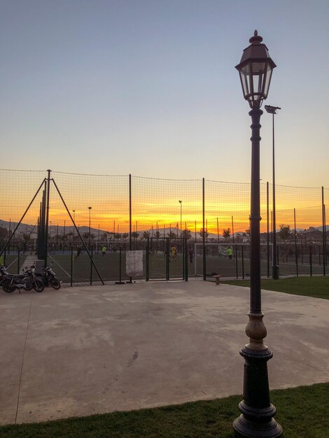 Foto espectacular vista de la puesta de sol desde el patio de recreo cercano perfecto para una noche relajante