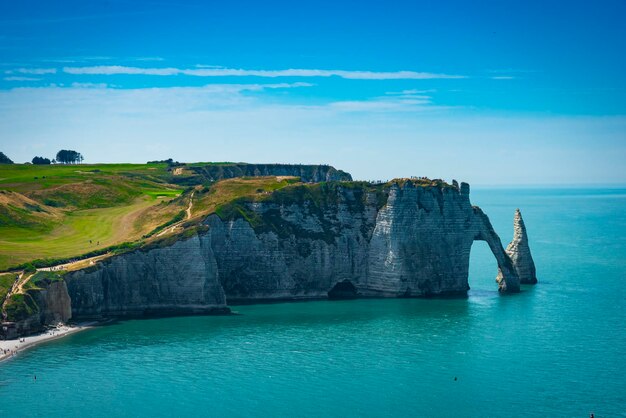 Foto espectaculares acantilados naturales aval de etretat y la hermosa y famosa costa de normandía francia europa