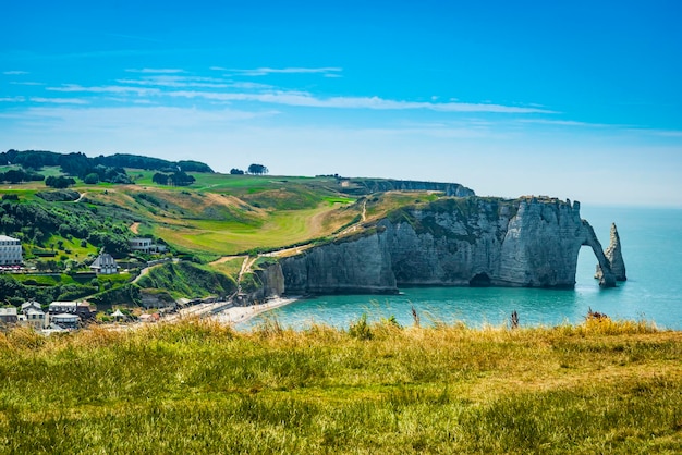 Espectaculares acantilados naturales Aval de Etretat y la hermosa y famosa costa de Normandía Francia Europa