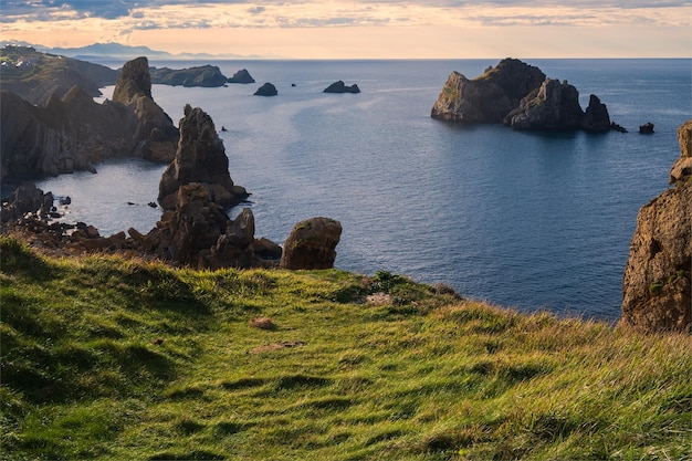 Espectaculares paisajes de la costa de Quebrada cerca de Liencres Cantabria España