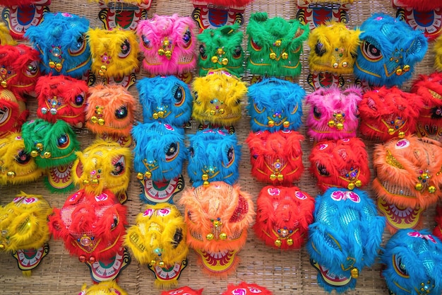Espectáculo de danza del león en el festival del año nuevo chino Decoración de la cabeza de la danza del león del festival Tet en la pared