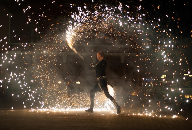 Espectáculo festivo de fuego realizado por profesionales.