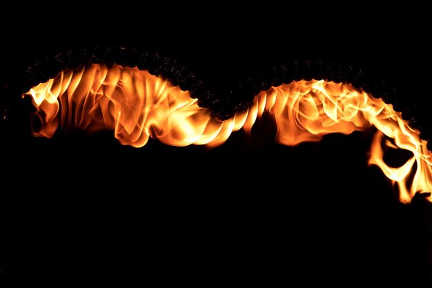 Foto espectáculo de fuego increíble rendimiento de fuego en la noche