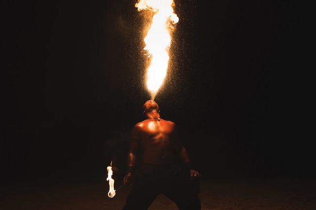 Foto espectáculo de fuego en la playa