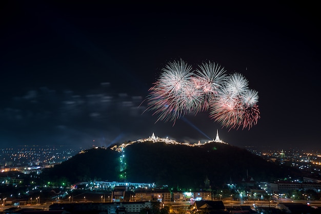 Espectáculo de fuegos artificiales sobre el parque histórico de Khao wang