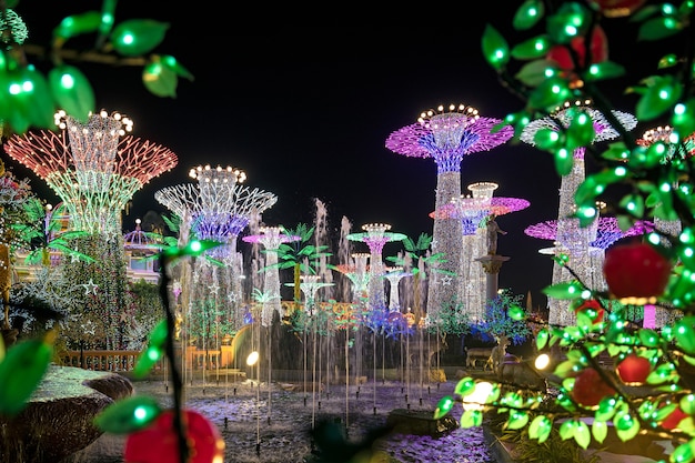 Espectáculo de luces de árbol por la noche en Pattaya, Tailandia