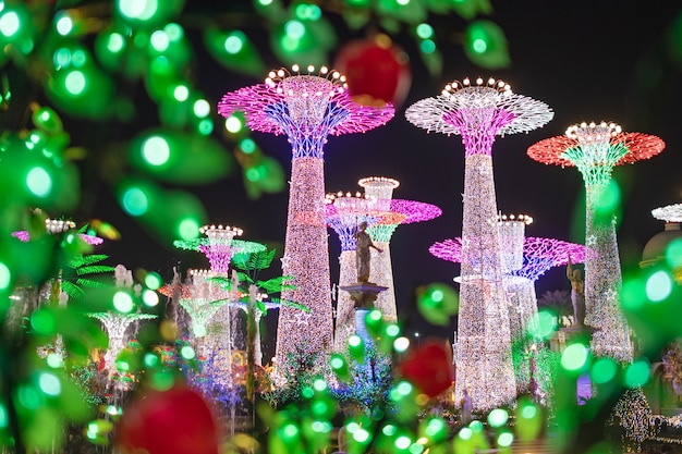 Espectáculo de luces de árbol por la noche en Pattaya, Tailandia