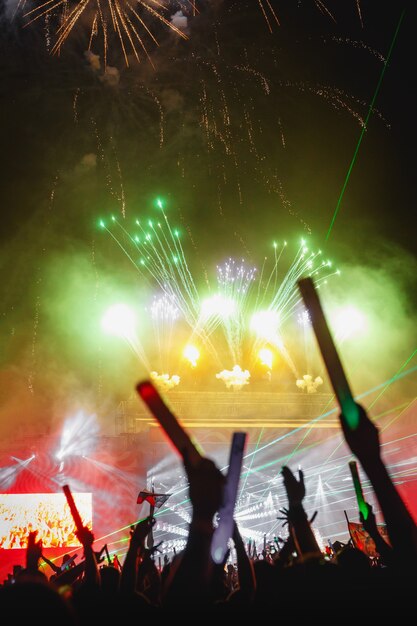 Un espectáculo de luces con fuegos artificiales en un festival de verano.