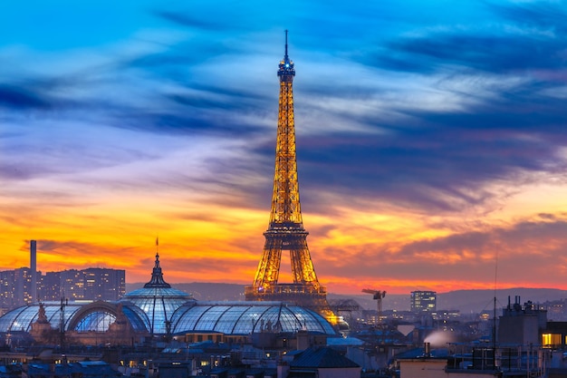Espectáculo de luces de la torre eiffel brillante en la noche en el año nuevo parís francia