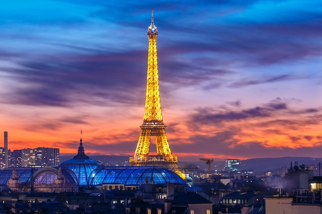 Espectáculo de luces de la torre eiffel brillante en la noche en el año nuevo parís francia