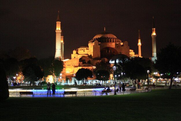 Foto espectáculo de luz de la fuente con hagia sophia en el fondo por la noche